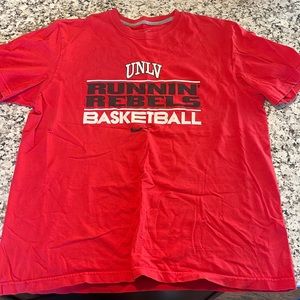 NIKE UNLV Runnin’ Rebels Men’s basketball extra large red short sleeve shirt